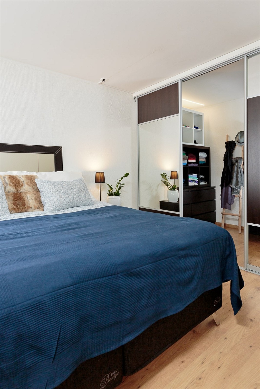 Hovedsoverom med walk-in garderobe. Galleribilde