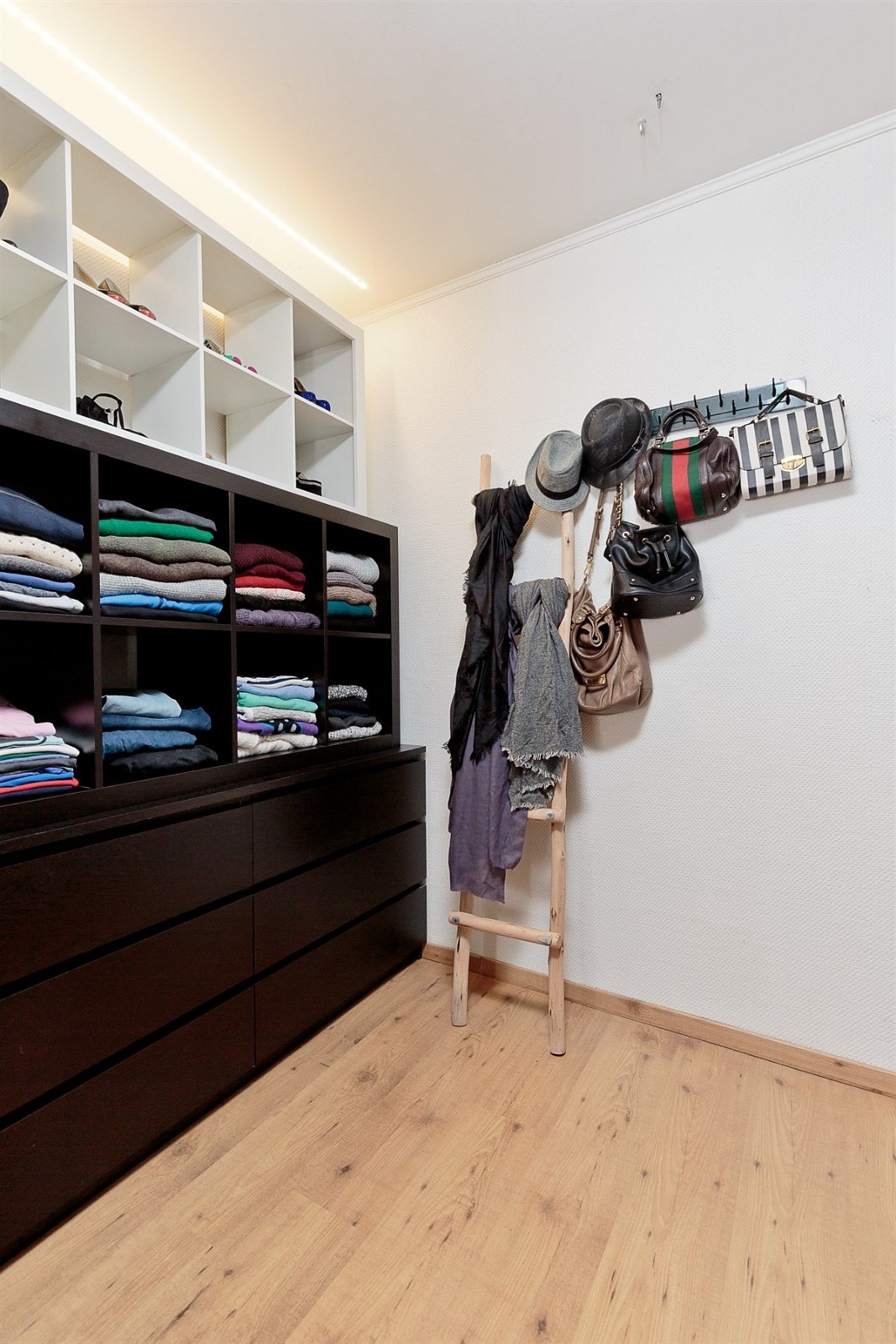 Walk-in garderobe med god oppbevaringsplass. Galleribilde