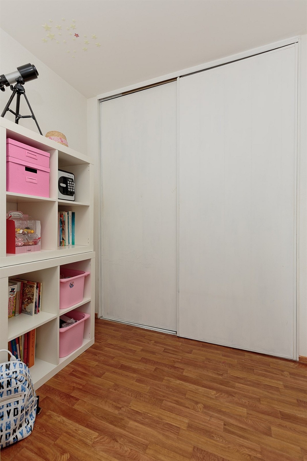 Rommet har skyvedørsgarderobe. Galleribilde