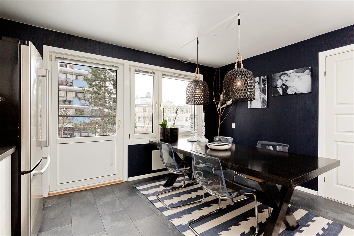 Store vindusflater gir kjøkkenet mye lys. Galleribilde