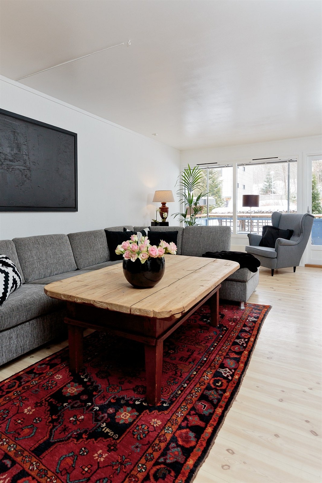 Stor og lys stue med god plass til sofa. Galleribilde