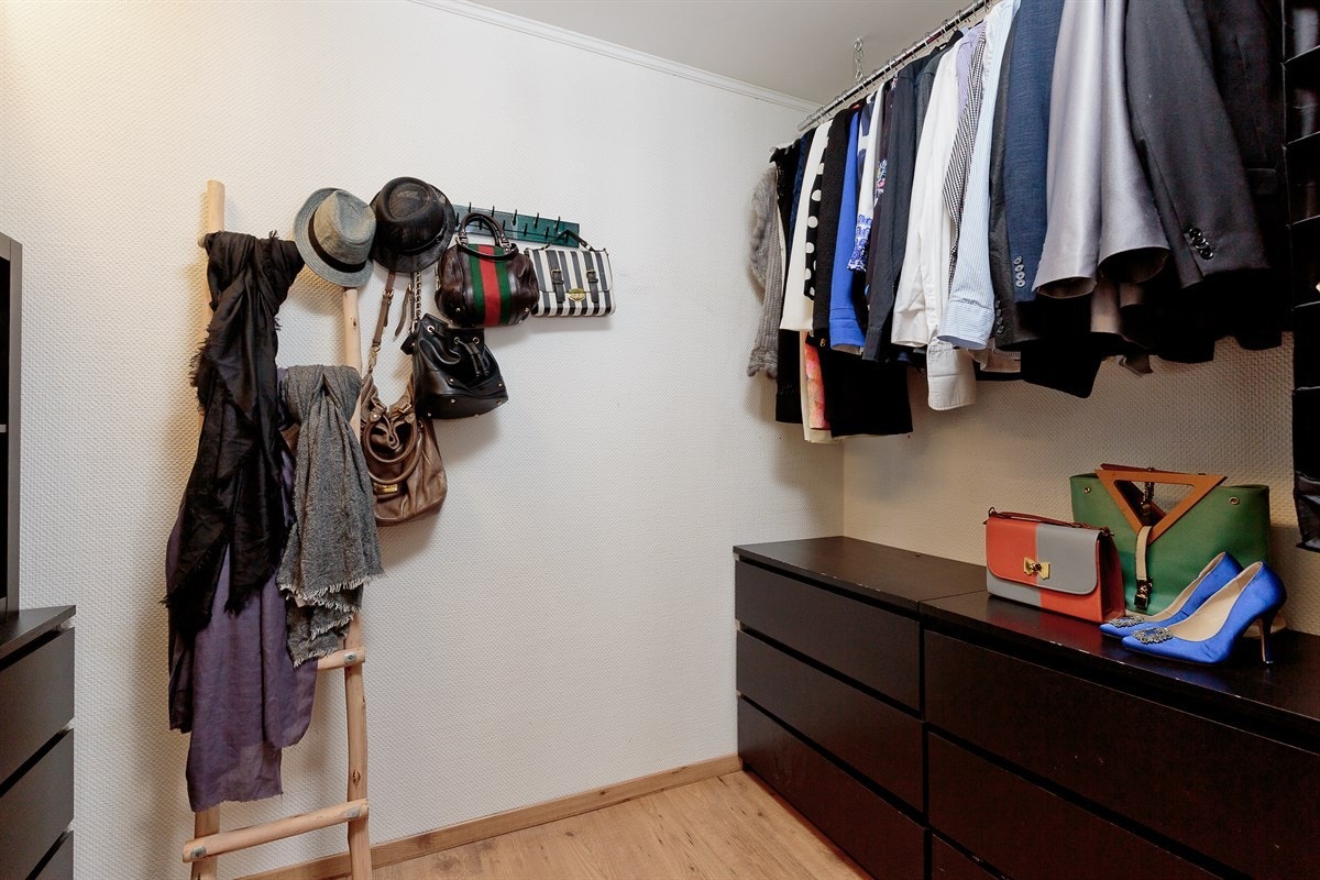 Walk-in garderobe med god oppbevaringsplass. Galleribilde