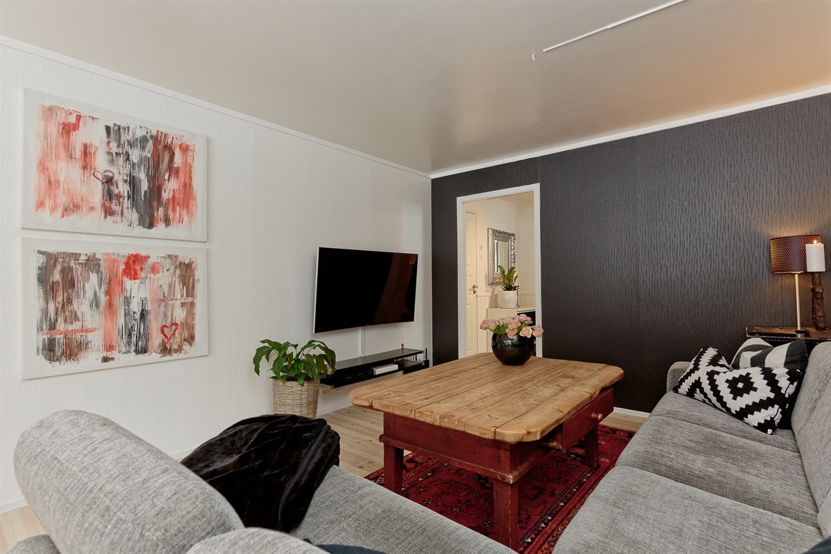 Stuen har god plass til stor sofa. Galleribilde