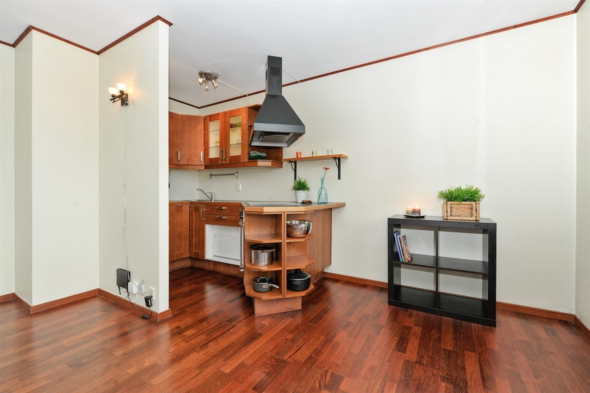 Kjøkken med alle hvitervarer inkludert. Galleribilde