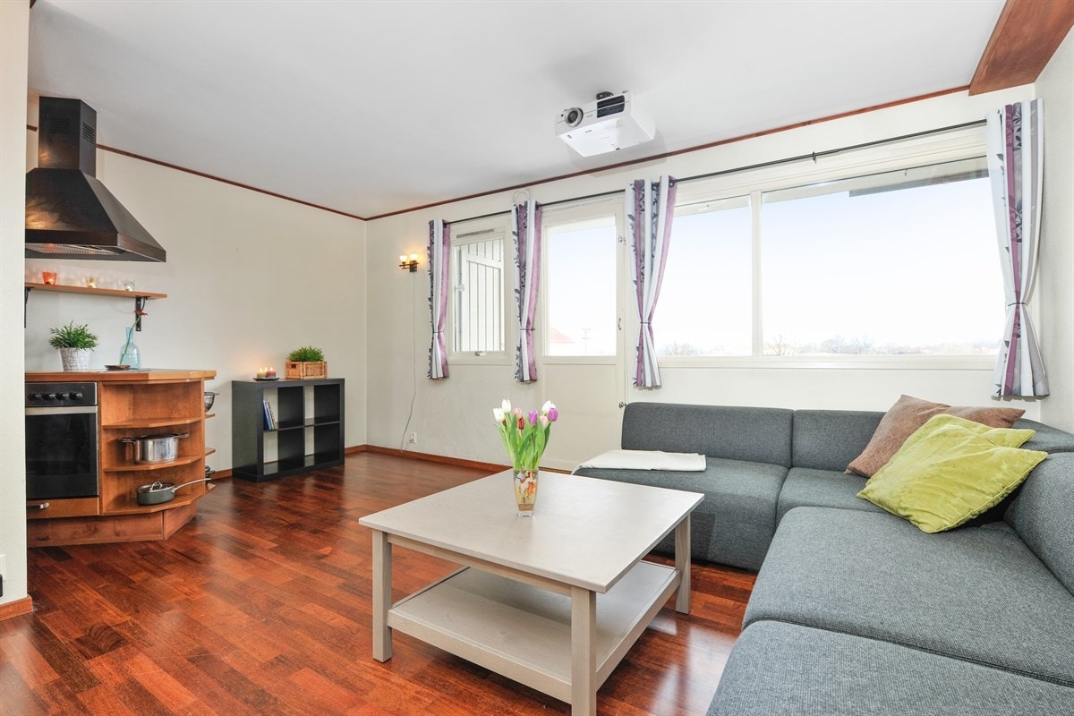 Luftig og lun leilighet hvor sofagruppe, tv og evt. spisebord med plass til flere gjester finner sin naturlige plass - nøytrale og fine flater gir et godt utgangspunkt for å innrede etter ønske og smak! Galleribilde