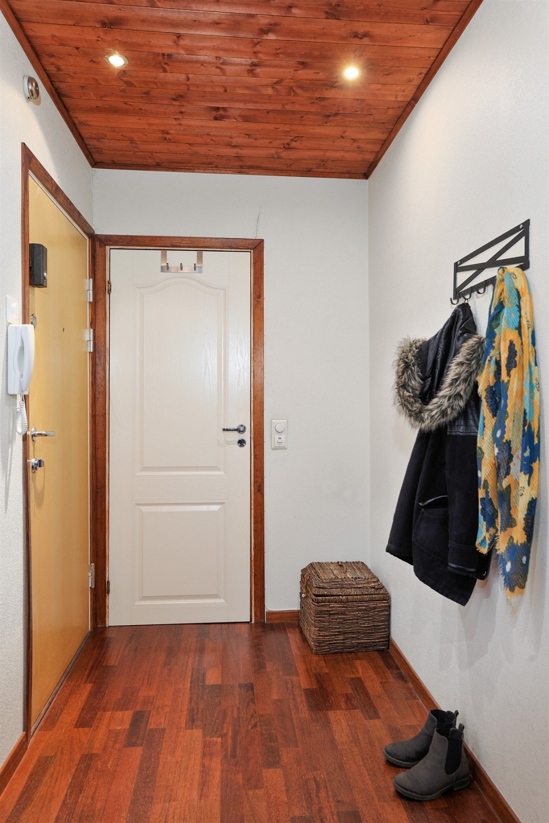 Entreen har godt med plass til knaggerekke og skohylle Galleribilde
