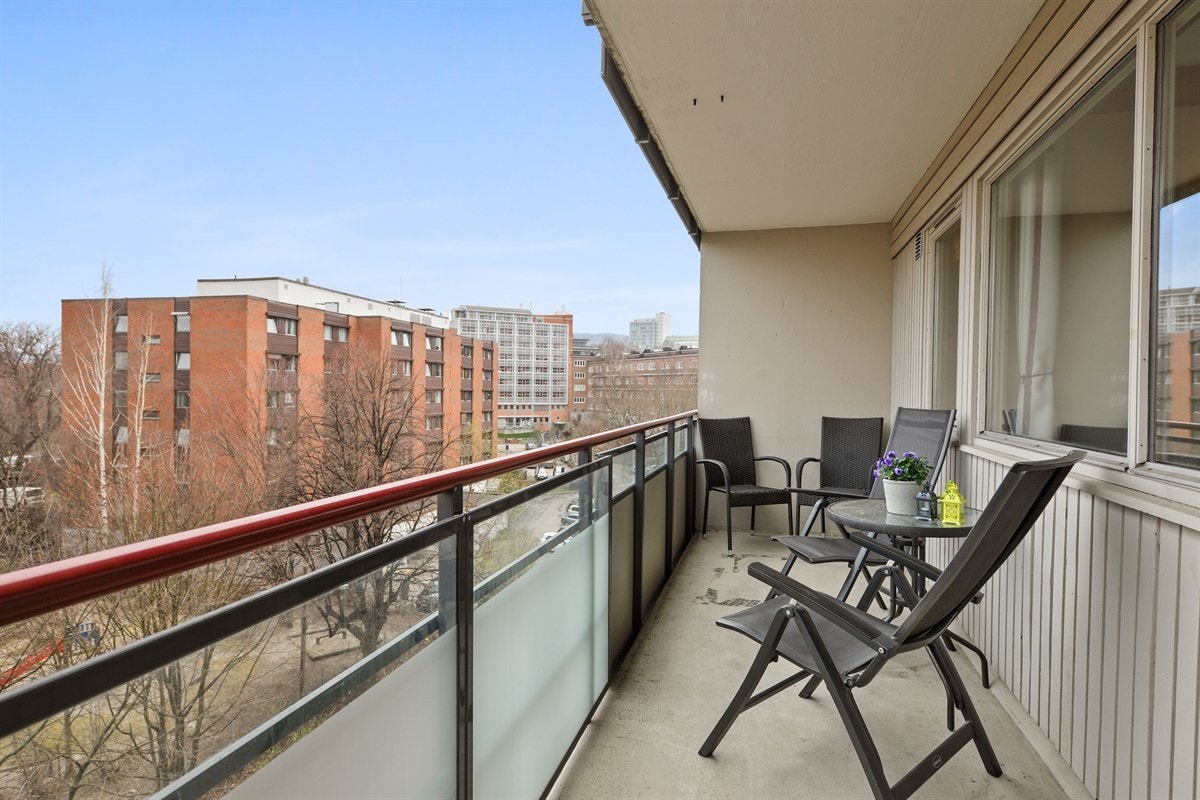 God plass til å ha spisegruppe på balkongen. Galleribilde