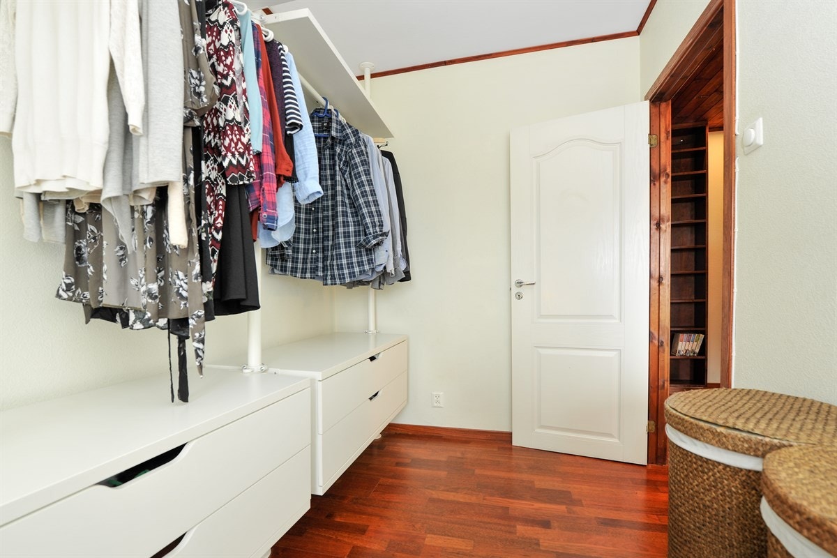 Plass til mye klær og accessories i garderobeløsning på soverom. Galleribilde