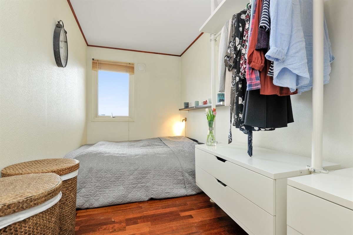 Innbydende soverom med god plass til dobbeltseng og garderobeløsning. Galleribilde