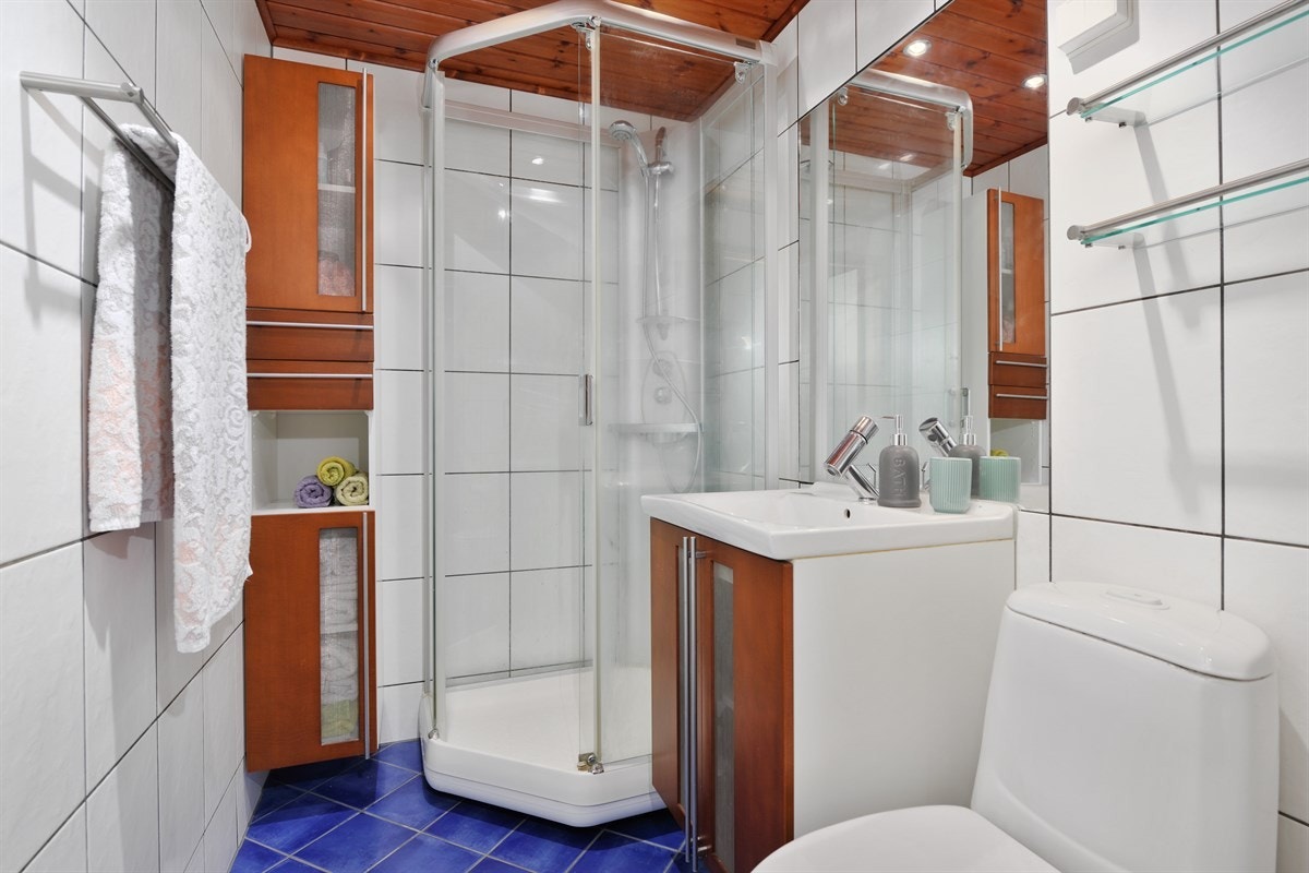 Praktisk, flislagt baderom fra 2005. Galleribilde