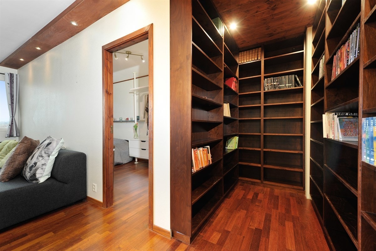 Enden av entreen blir i dag brukt til bibliotek, her kan man også f.eks utnytte plassen til å lage kontorløsning. Galleribilde