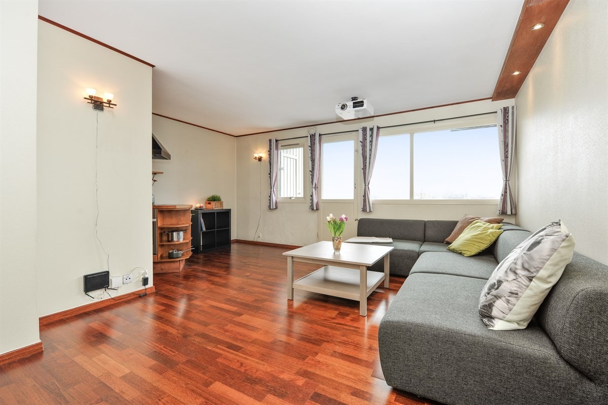 God takhøyde og store vindusflater gir godt med naturlig lys og en luftig følelse Galleribilde