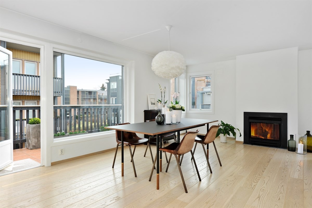 Fin spisestue, gasspeis (varmer godt) og utgang til terrassen Galleribilde