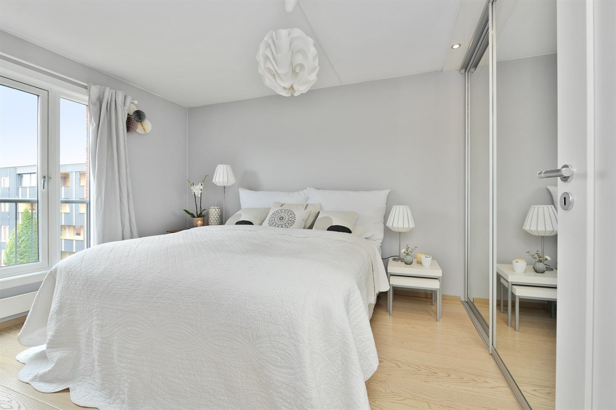 Master bedroom med skyvedørsgarderobe Galleribilde