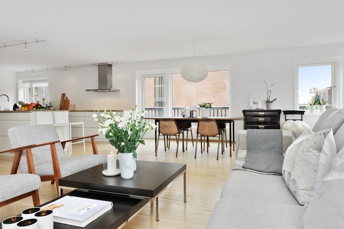 Stor og luftig stue med gasspeis og utgang til solrik terrasse på ca. 14 kvm. Galleribilde