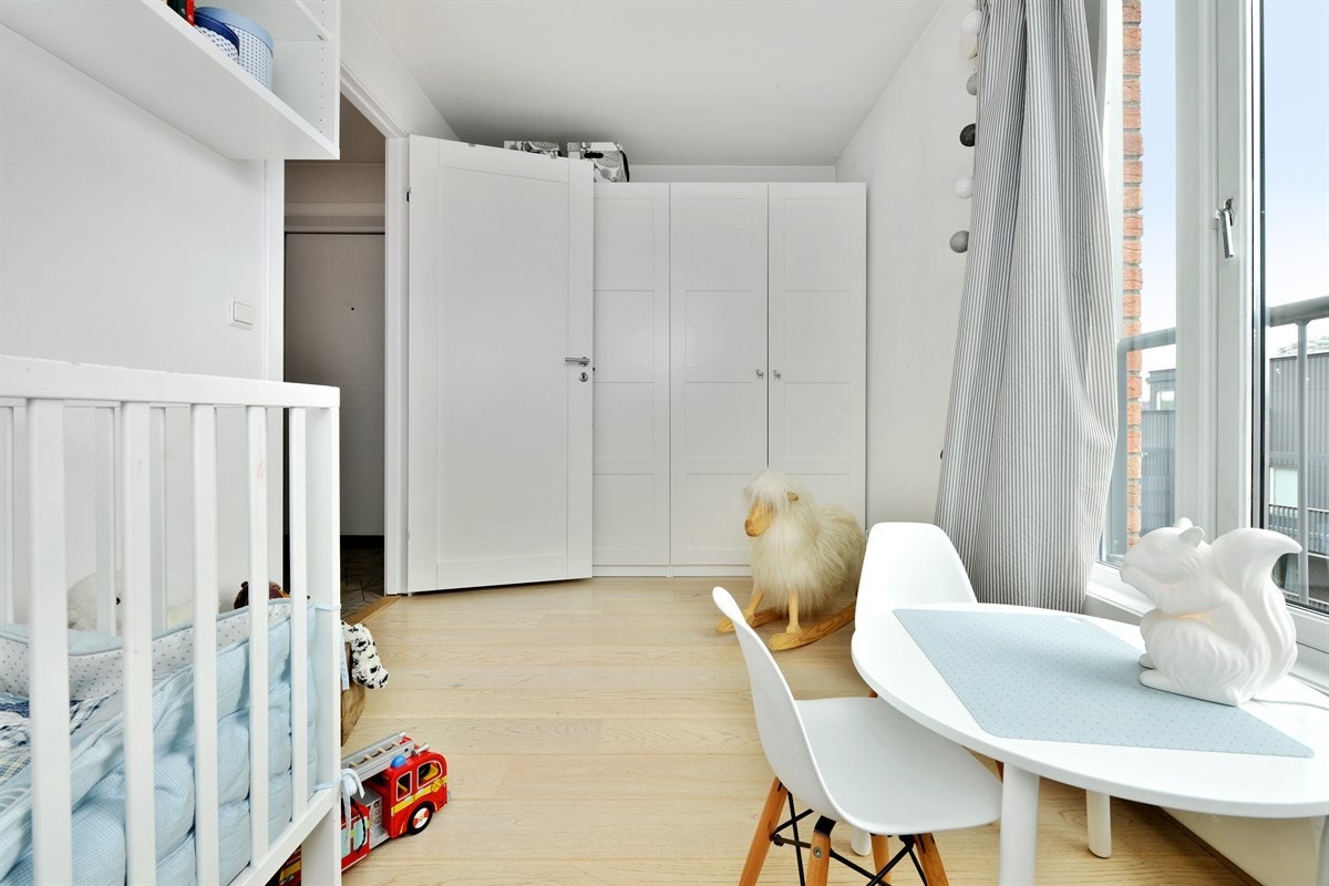 Soverom/barnerom med garderobeskap Galleribilde