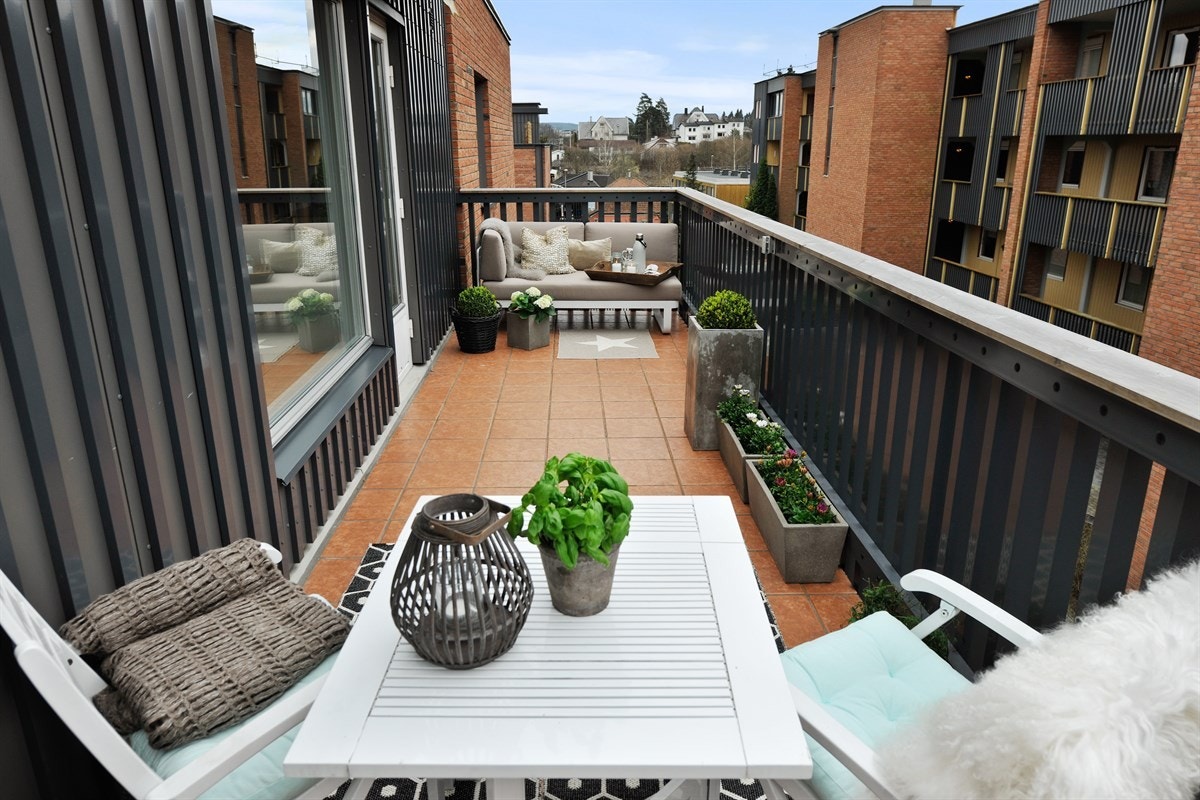 Solrik terrasse på ca. 14 kvm. med to sittegrupper Galleribilde
