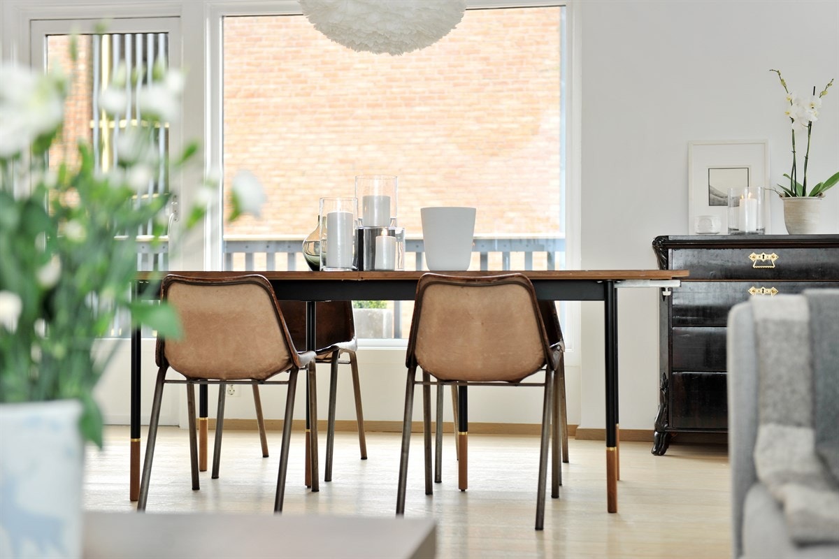 Stue med mye vinduer som gir godt med dagslys Galleribilde