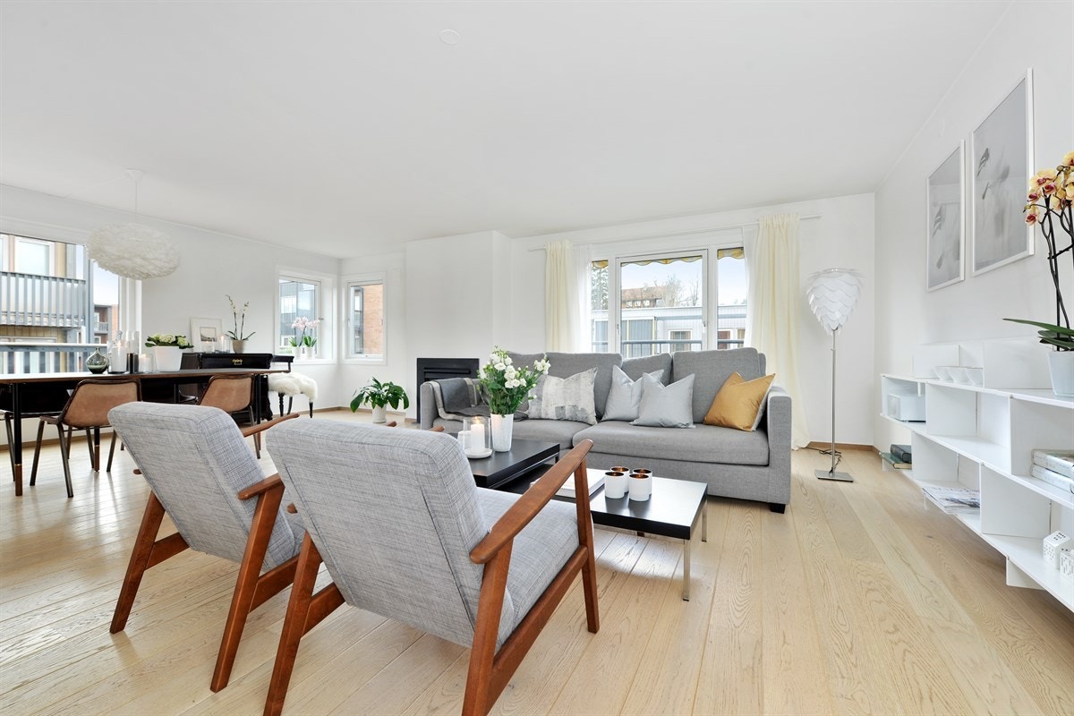 Fin og stor sittegruppe i stue Galleribilde