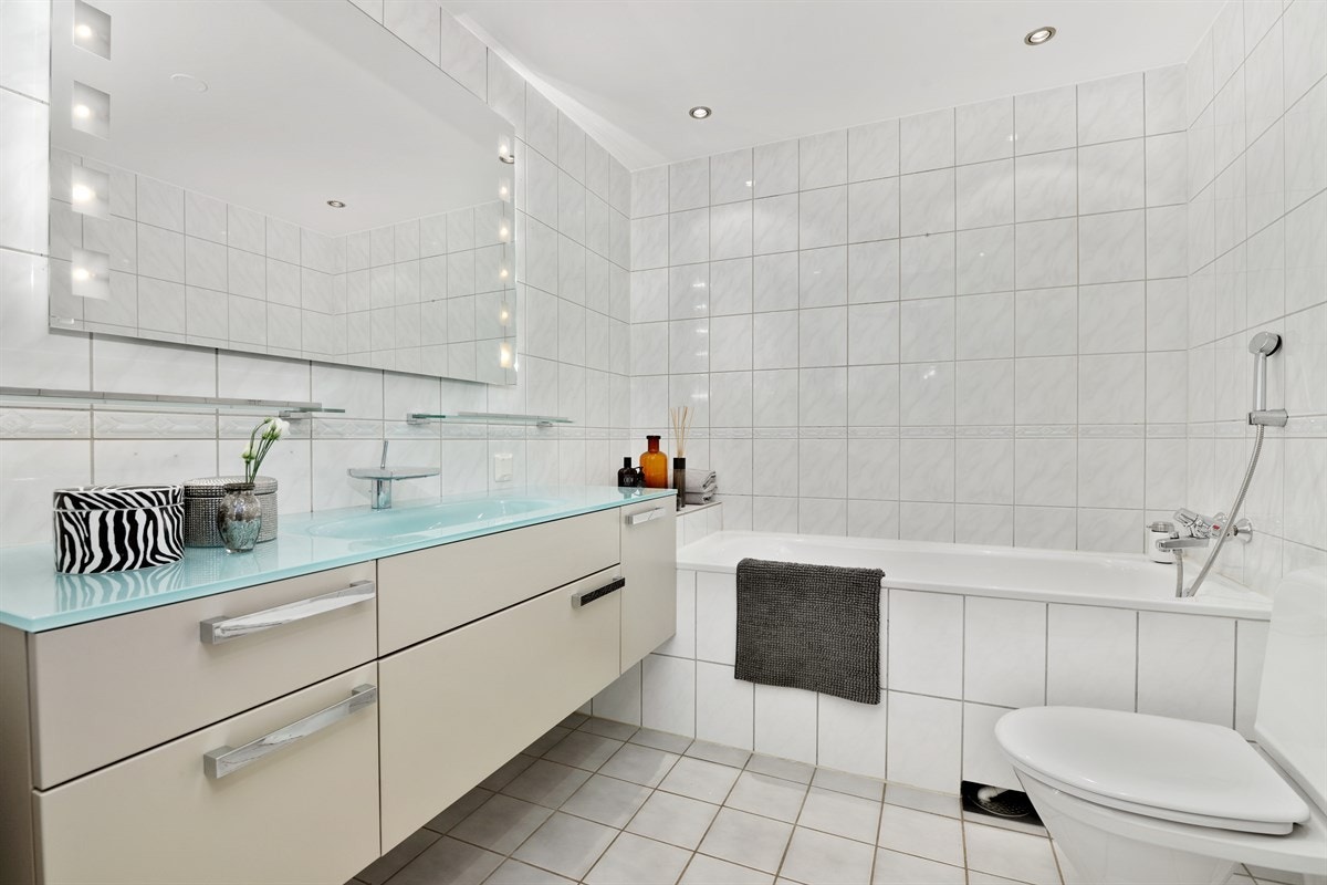 Baderom 2 med badekar og opplegg for vaskemaskin Galleribilde