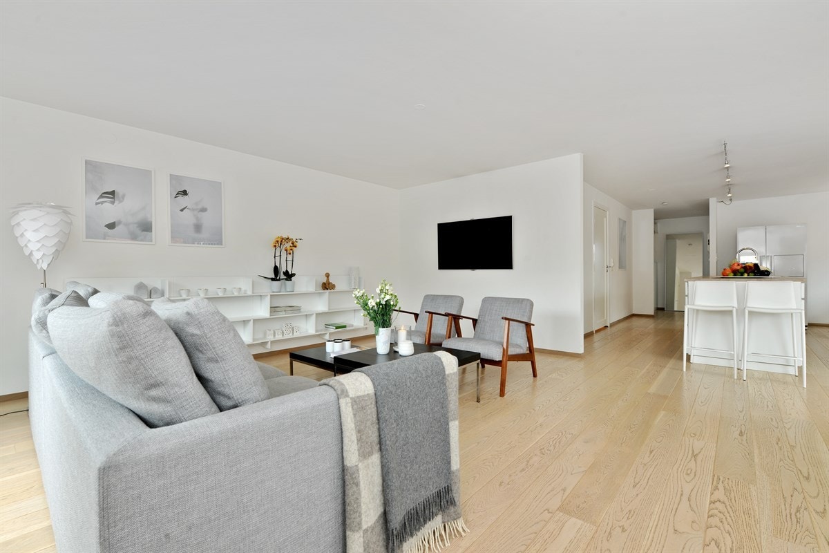 Stor og hyggelig sittegruppe i stue Galleribilde