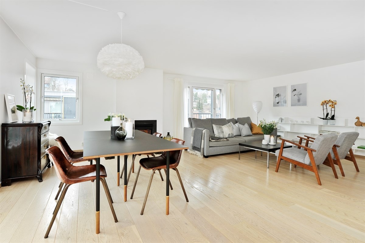 Lekker og lys stue med stor spisestue og sittegruppe Galleribilde