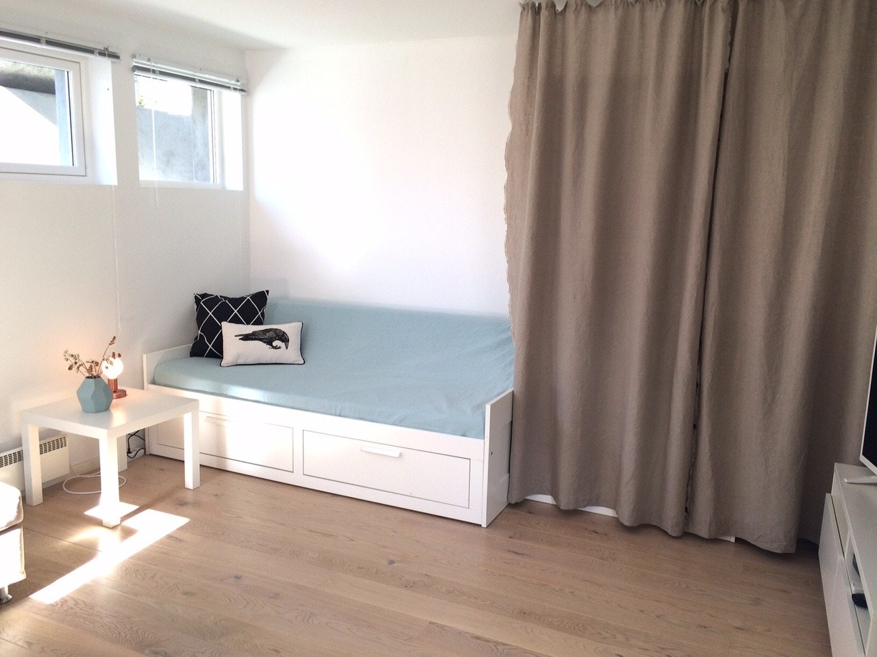 Garderobe bak forheng Galleribilde