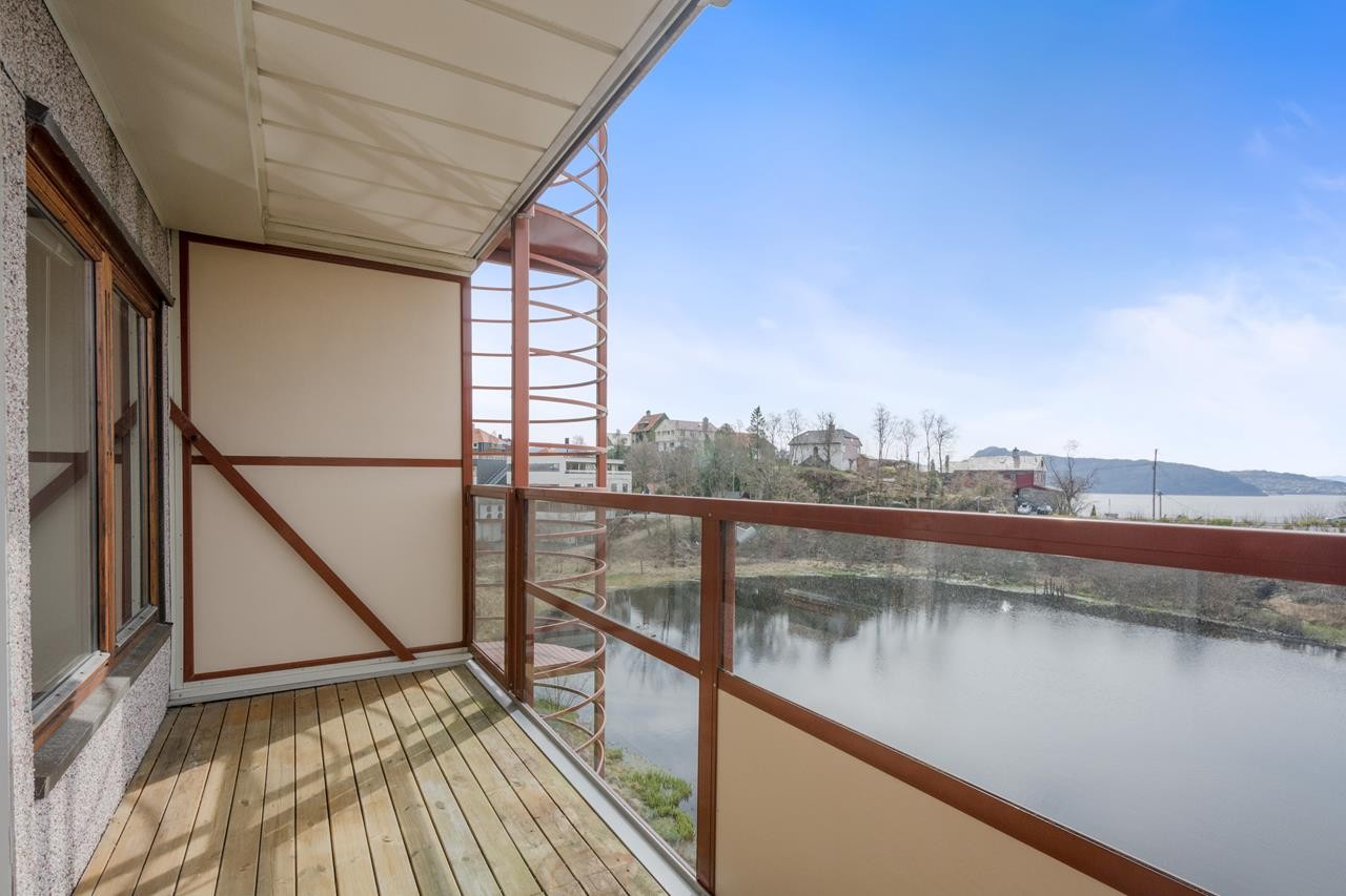 Se den flotte utsikten fra altan og stue.... Galleribilde