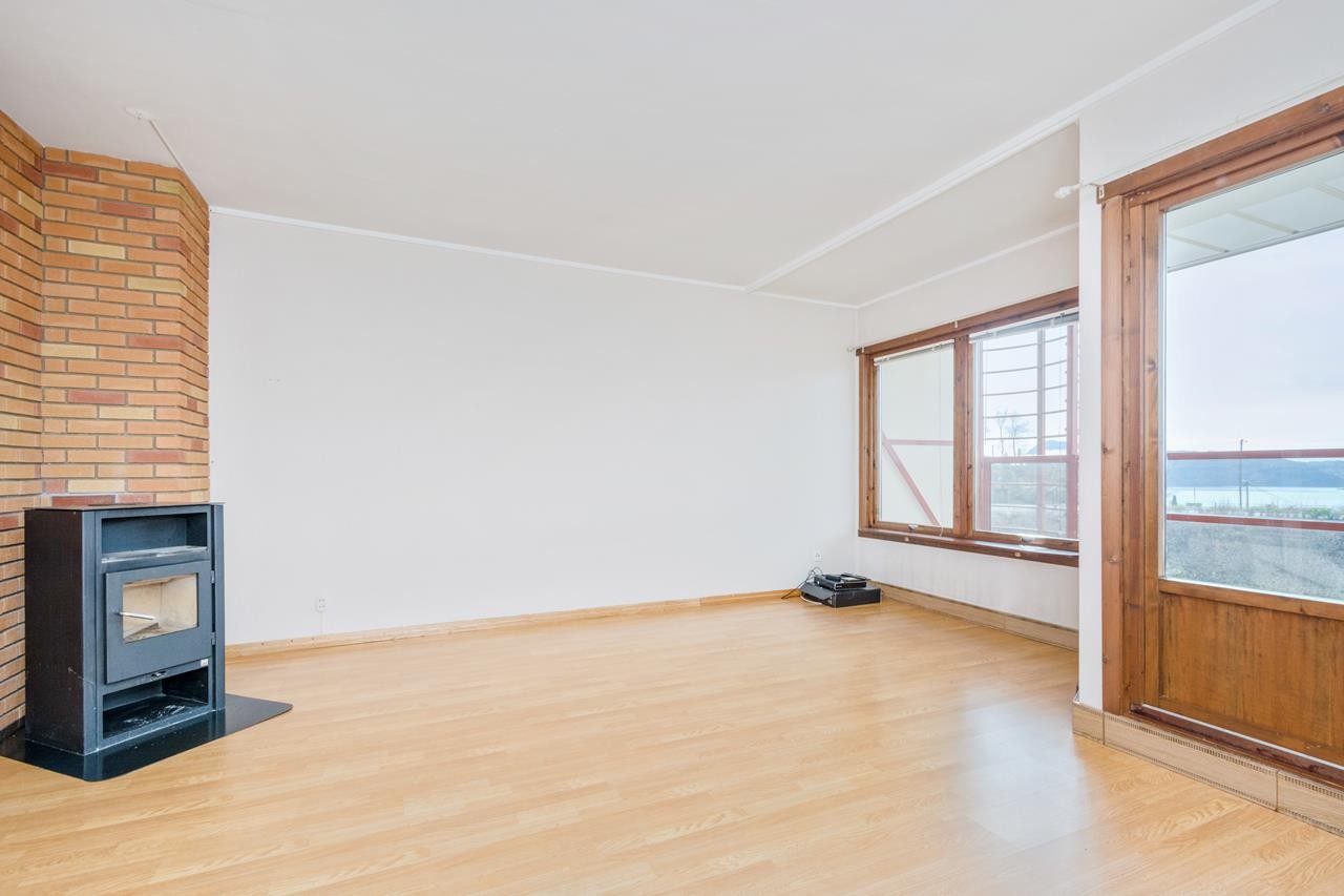 Godt med vinduer og utsikt i stue Galleribilde