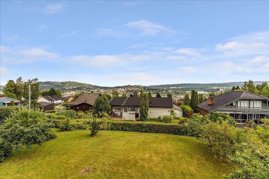 Stor og fin hage med egen inngang Galleribilde