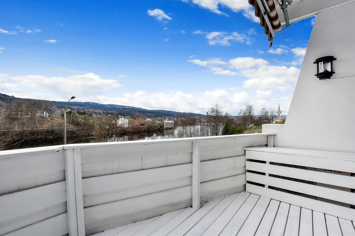 Fra stuen er det utgang til sydvendt terrasse med god utsikt. Galleribilde