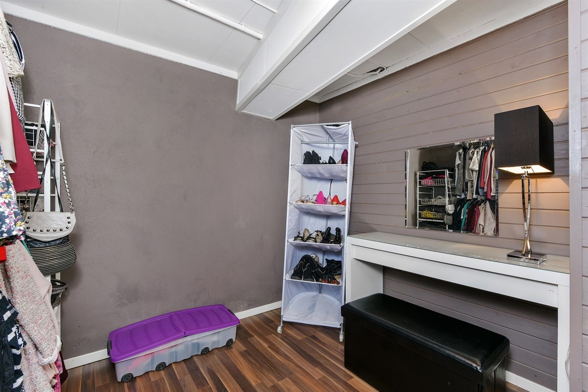 Bod i kjeller som blir brukt som walk-in-closet. Galleribilde