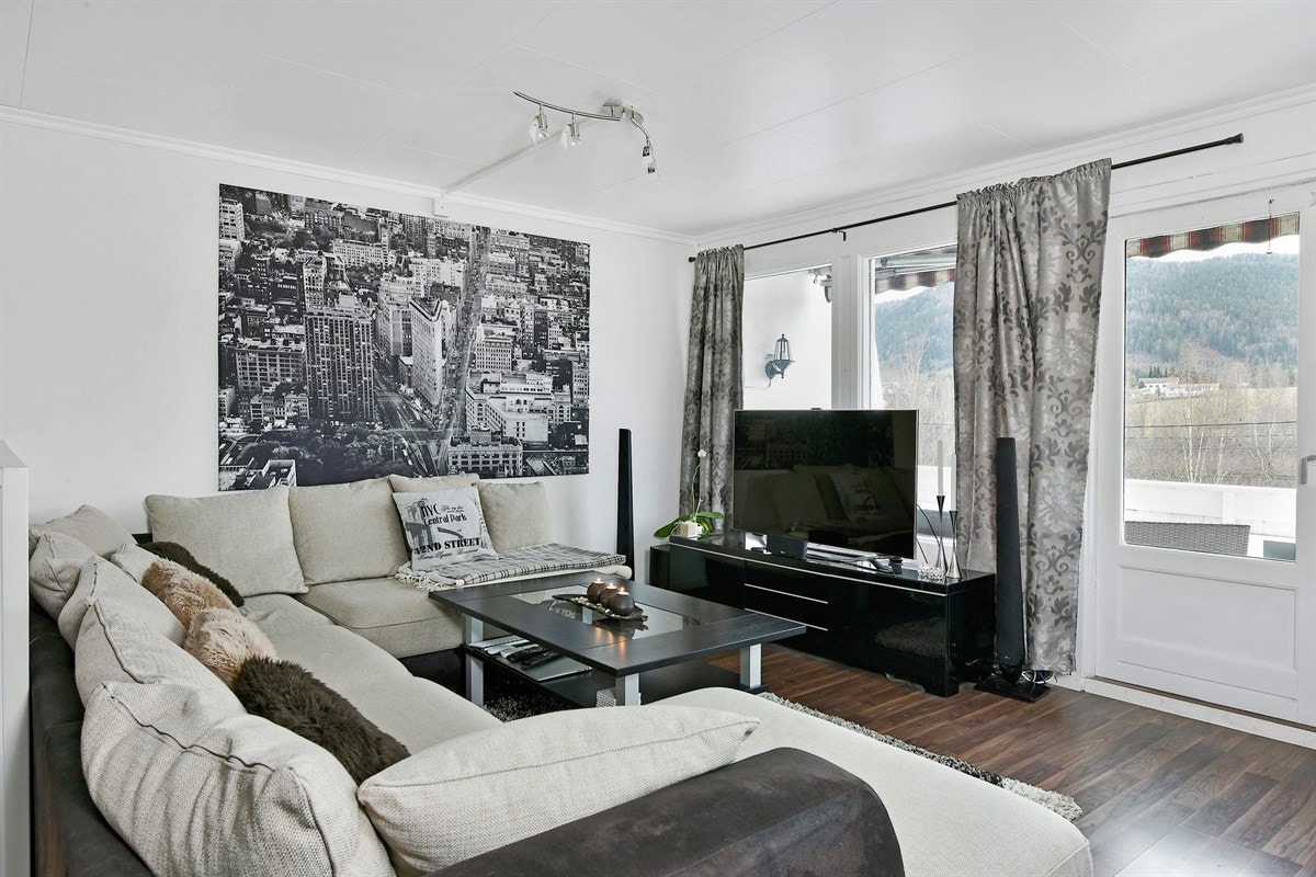 Her er det god plass for sofaløsning med tilhørende møblement. Galleribilde