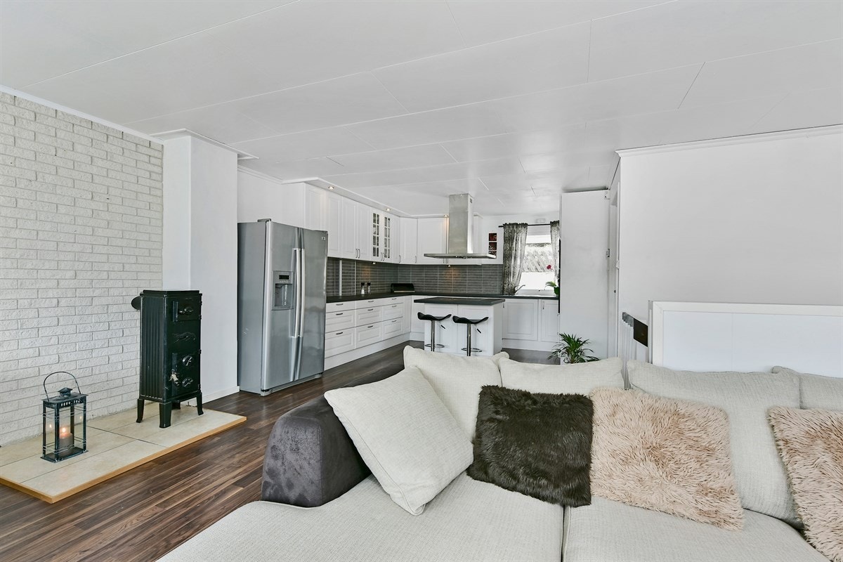 Den åpen løsningen skaper en god, sosial arena for så vel koselige familiekvelder som middagsselskaper i gode venners lag. Galleribilde