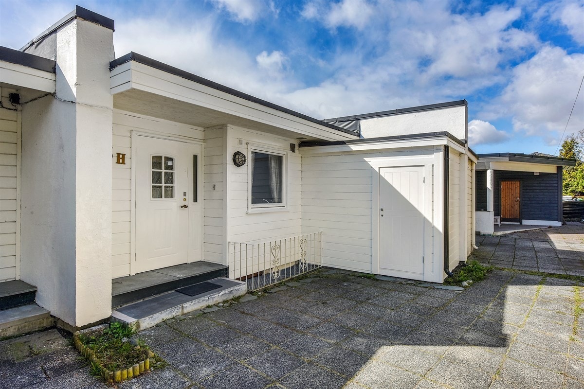 Boligen har adkomst via overbygd inngangsparti og hvit inngangsdør med glassfelt. Galleribilde