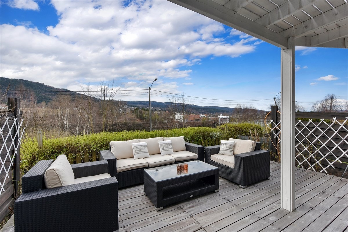 På fremsiden er det anlagt en solrikt, hellelagt uteareal ved inngangsparti. Galleribilde