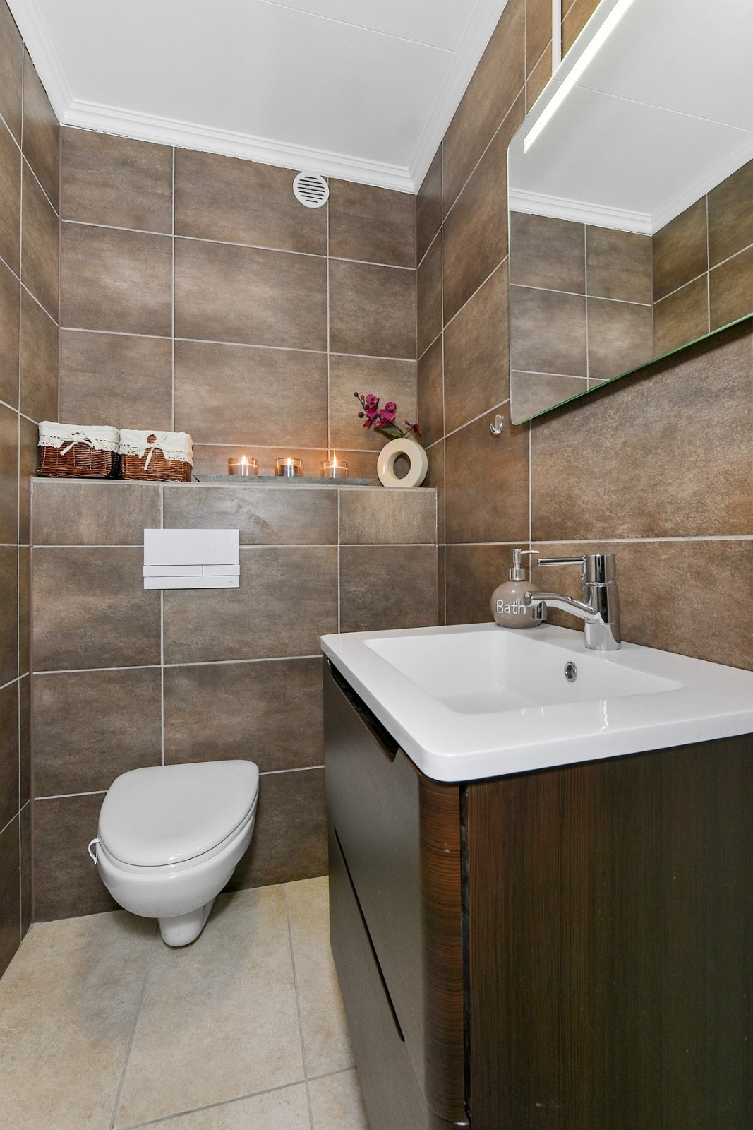 Delikat separat wc med servant og tilhørende møblement. Galleribilde