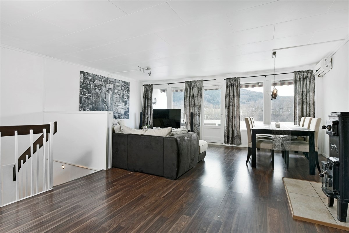 Stuen har rikelig med lysinnslipp, og utsikt til elven fra gode vindusflater. Galleribilde