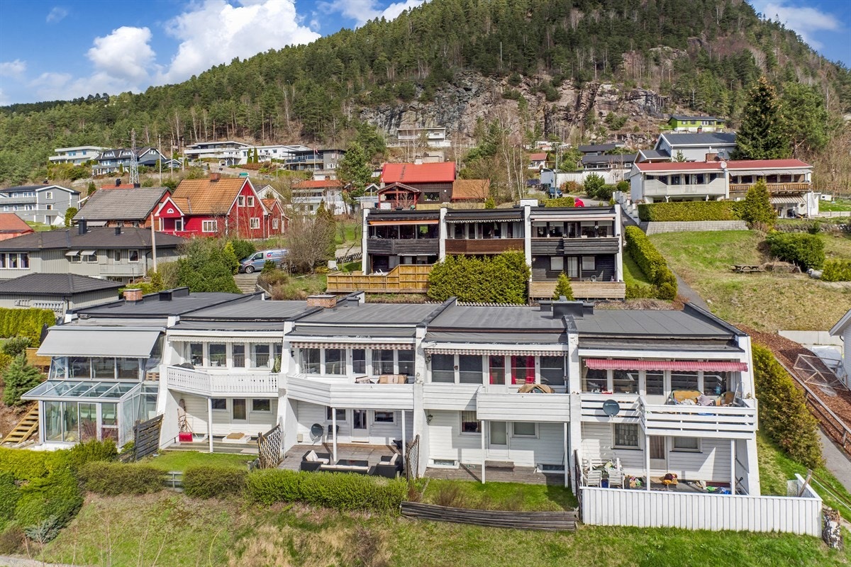 Området har nærhet til skoler, barnehager, offentlig kommunikasjon, samt et rikt utvalg av fasiliteter og servicetilbud. Galleribilde