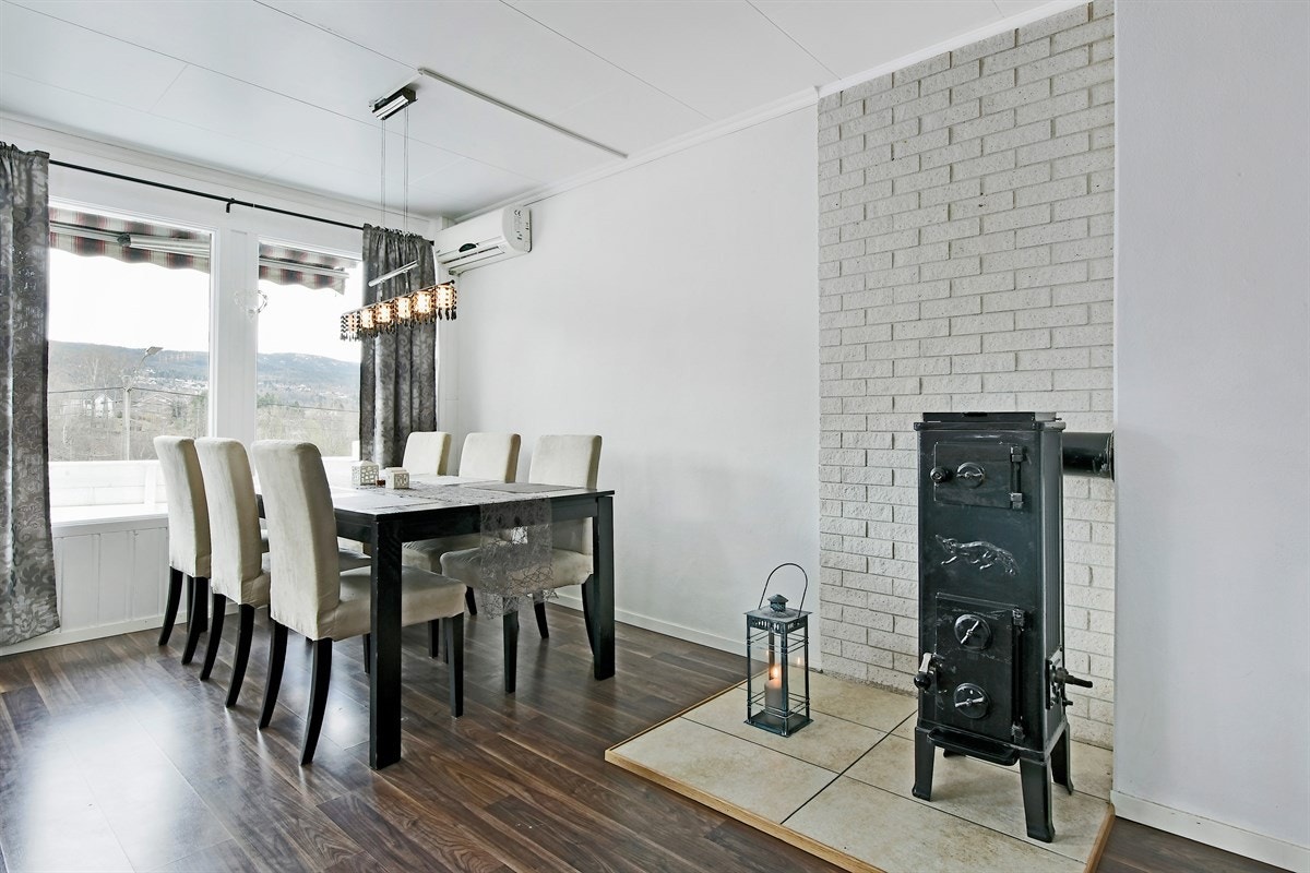 Det er også god plass for spisebord i stuen. Galleribilde