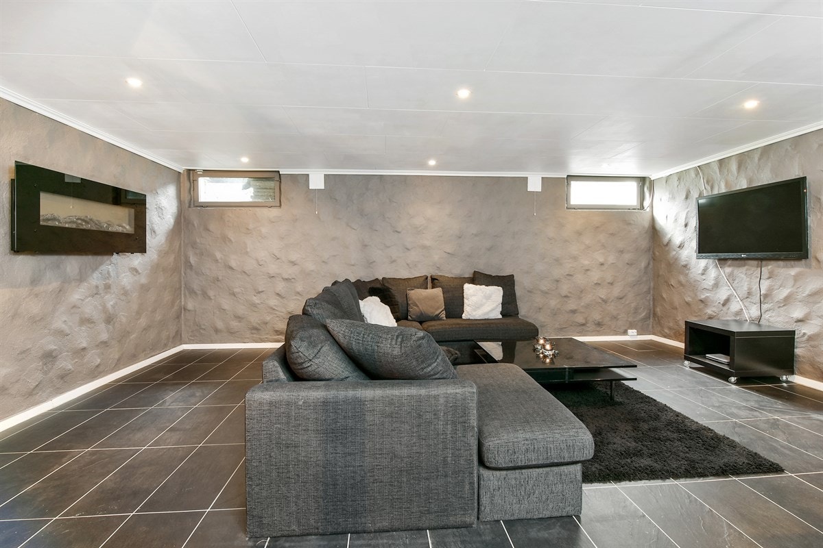 Rommet har rikelig med plass for romslig salonggruppe og tv-løsning. Galleribilde