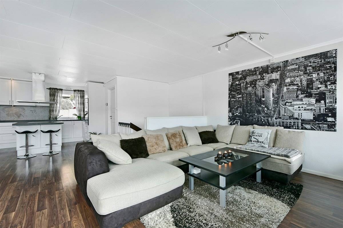 I første etasje ligger stue og kjøkken i åpen løsning med hverandre. Galleribilde