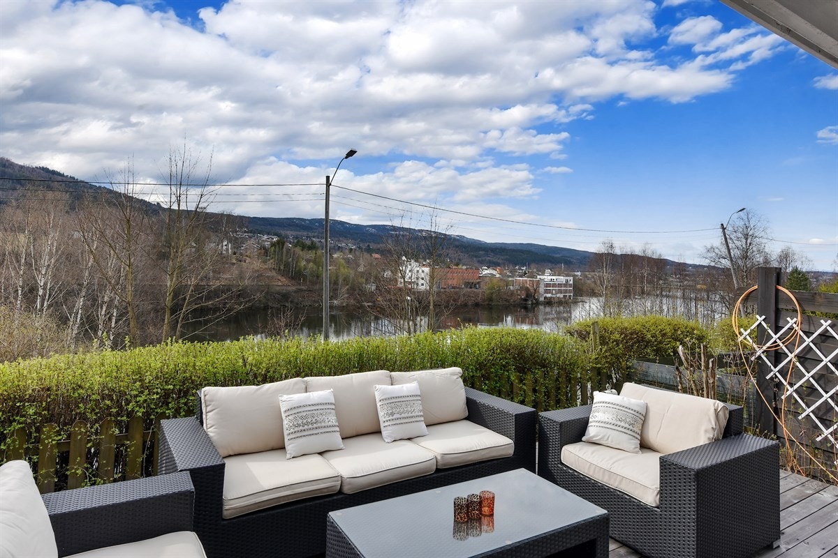 Mot elva er det bygget en romslig, delvis overbygd markterrasse med omkransende gjerde og hekk langs ytterkant. Galleribilde