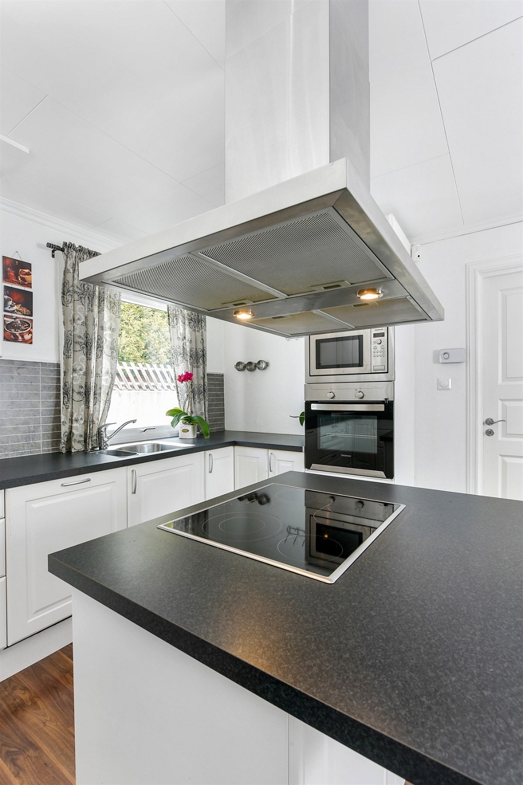 Nedfelt induksjonstopp med overhengende ventilator. Galleribilde