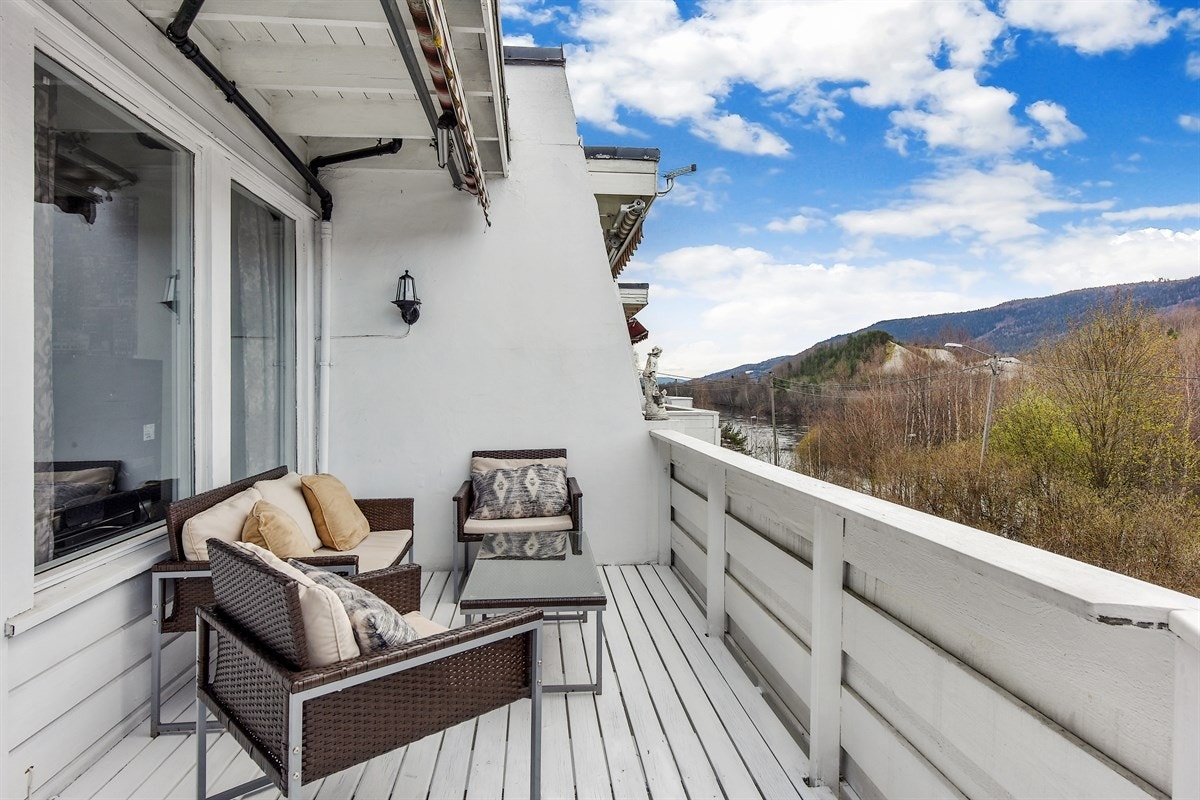 Terrassen har markise for effektiv solavskjerming og utebelysning. Det medfølger utemøbler til begge uteplasser. Galleribilde