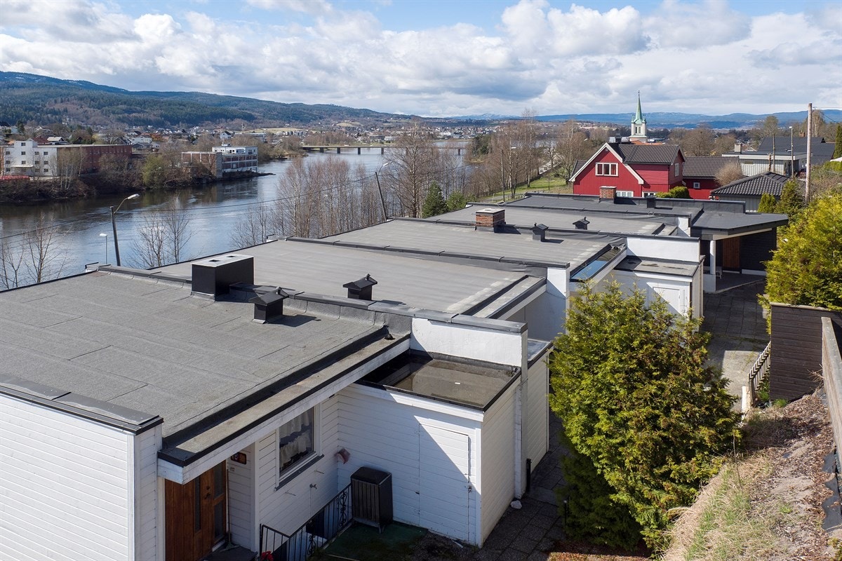 Rekkehuset er bygget inn i terrenget på solrik, sydvendt tom med idyllisk utsikt til Solbergelva. Galleribilde