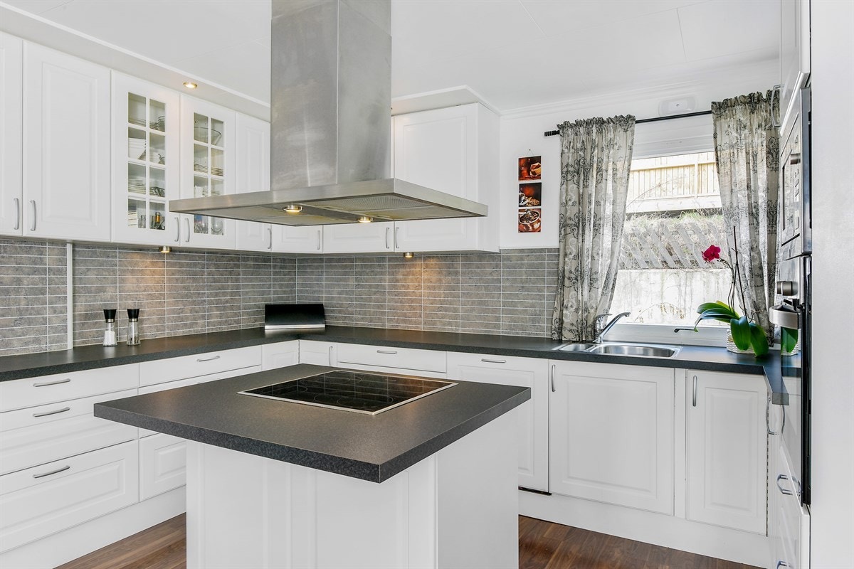 Videre har kjøkkenet integrert stekeovn, mikrobølgeovn, oppvaskmaskin og side-by-side kjøleskap med vanndispenser og isbitfunksjon. Galleribilde