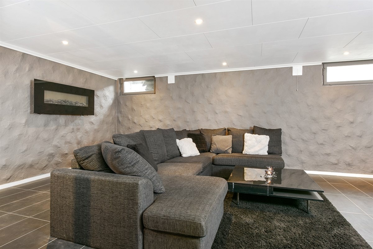 Rommet har rikelig med plass for romslig salonggruppe og tv-løsning. Galleribilde