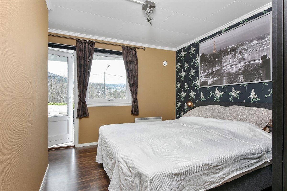 Soverom 1 med tilhørende garderobeløsning. Galleribilde