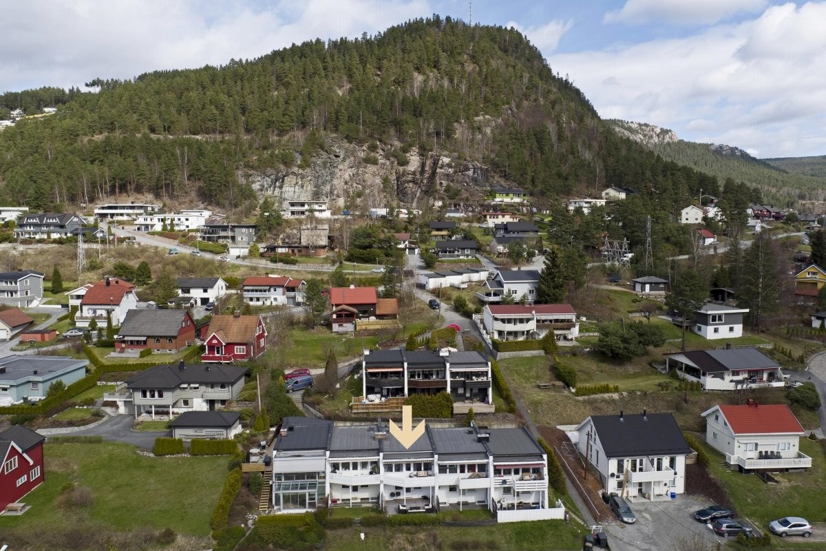 PrivatMegleren ved John Granly Steen har gleden av å presentere denne betydelige oppgraderte rekkehuset beliggende på Solbergmoen. Boligen har flott utsikt til Solbergelva, to sydvendte terrasser og fellesparkering. Galleribilde